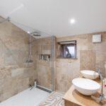 Rénovation complète d’une bâtisse : salle de bain ton beige