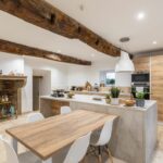 Rénovation complète d’une bâtisse : cuisine et table à manger