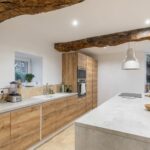 Rénovation complète d’une bâtisse : cuisine bois