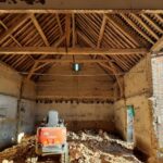 Rénovation d'une grange à Conflans sur Anille dans la Sarthe : en cours de déblaiement