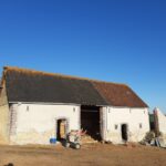 Rénovation d'une grange à Conflans sur Anille dans la Sarthe : vue extérieure avant travaux