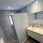 Rénovation de salle de bain à Olonne-sur-Mer : première salle de vue, vasque et douche