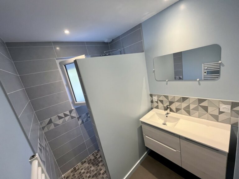 Transformation d’une salle de bain en deux salles d’eau à Olonne-sur-Mer (85)