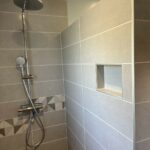 Rénovation de salle de bain à Olonne-sur-Mer : douche avec niche dans le mur