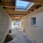 Extension de maison pour créer un garage à Saint-Renan (29) - charpente intérieur en cours de travaux