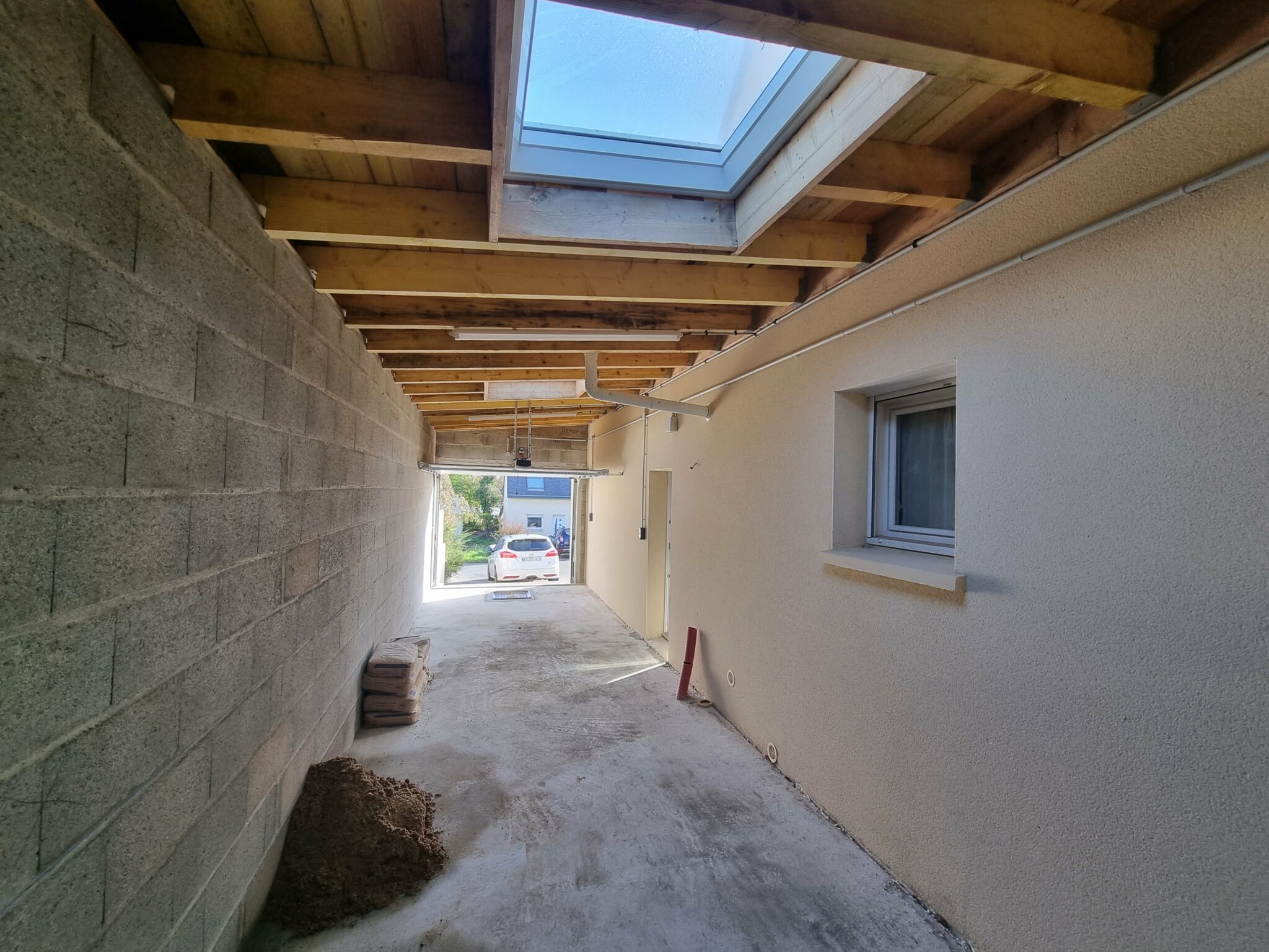 Extension de maison pour créer un garage à Saint-Renan (29) - charpente intérieur en cours de travaux