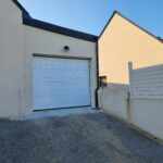 Extension de maison pour créer un garage à Saint-Renan (29) - porte de garage vue de devant