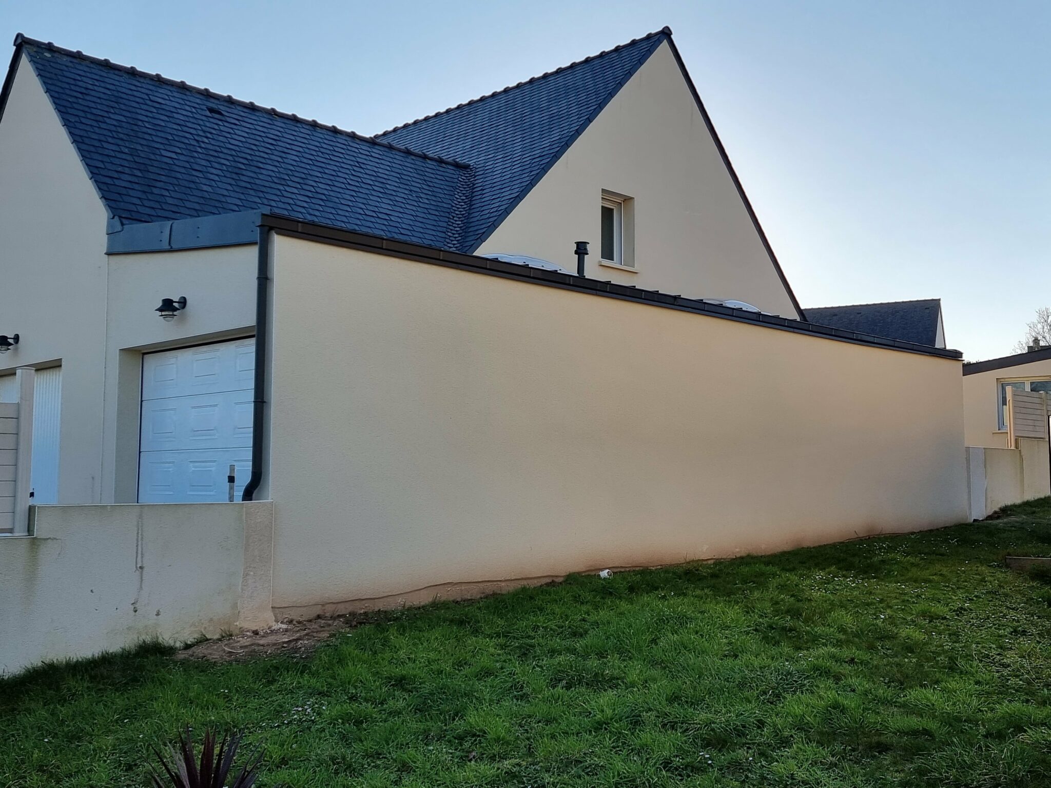Extension de maison pour créer un garage à Saint-Renan (29) - mur du côté