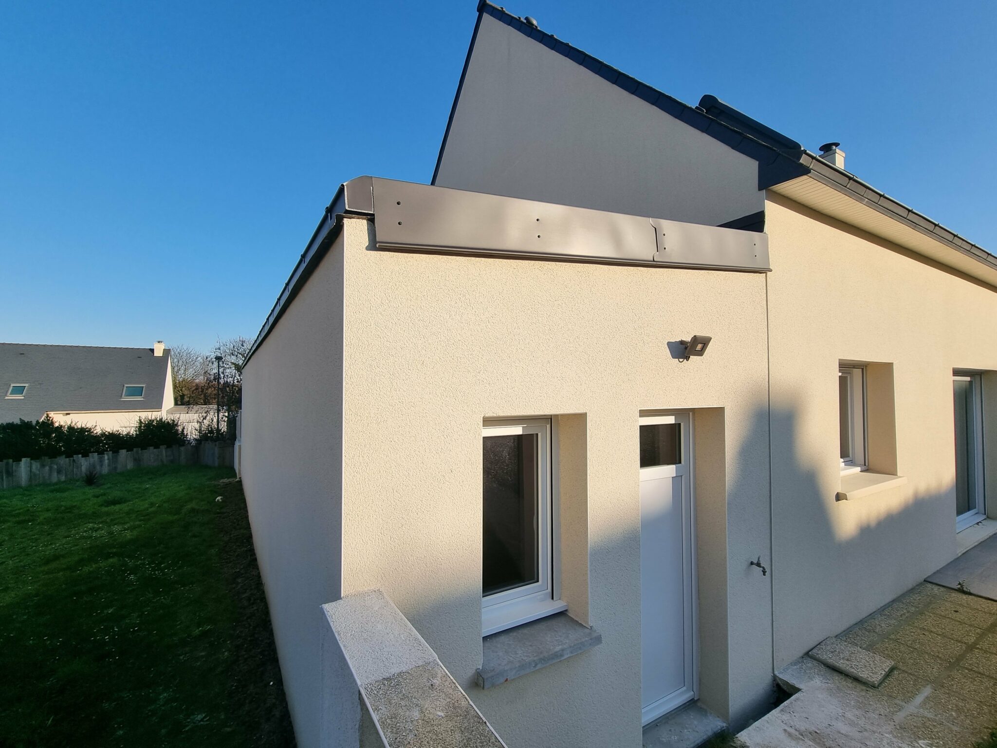 Extension de maison pour créer un garage à Saint-Renan (29) - vue de derrière