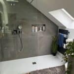 Rénovation d’une salle de bain Marly - bac de douche blanc et ton gris