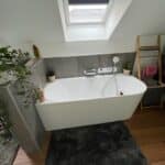Rénovation d’une salle de bain Marly - baignoire et sol effet parquet