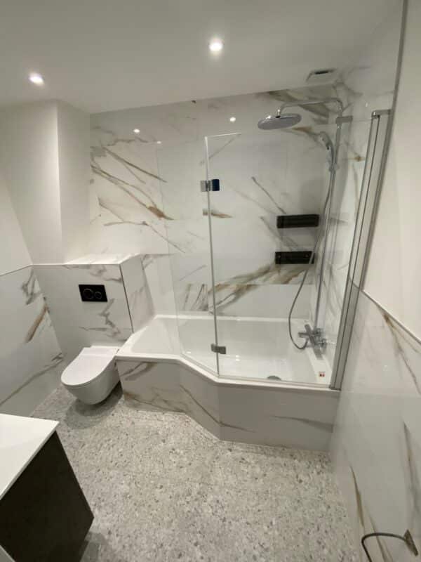 Rénovation d'un appartement haussmannien à Lille (59) : douche et baignoire avec wc suspendu
