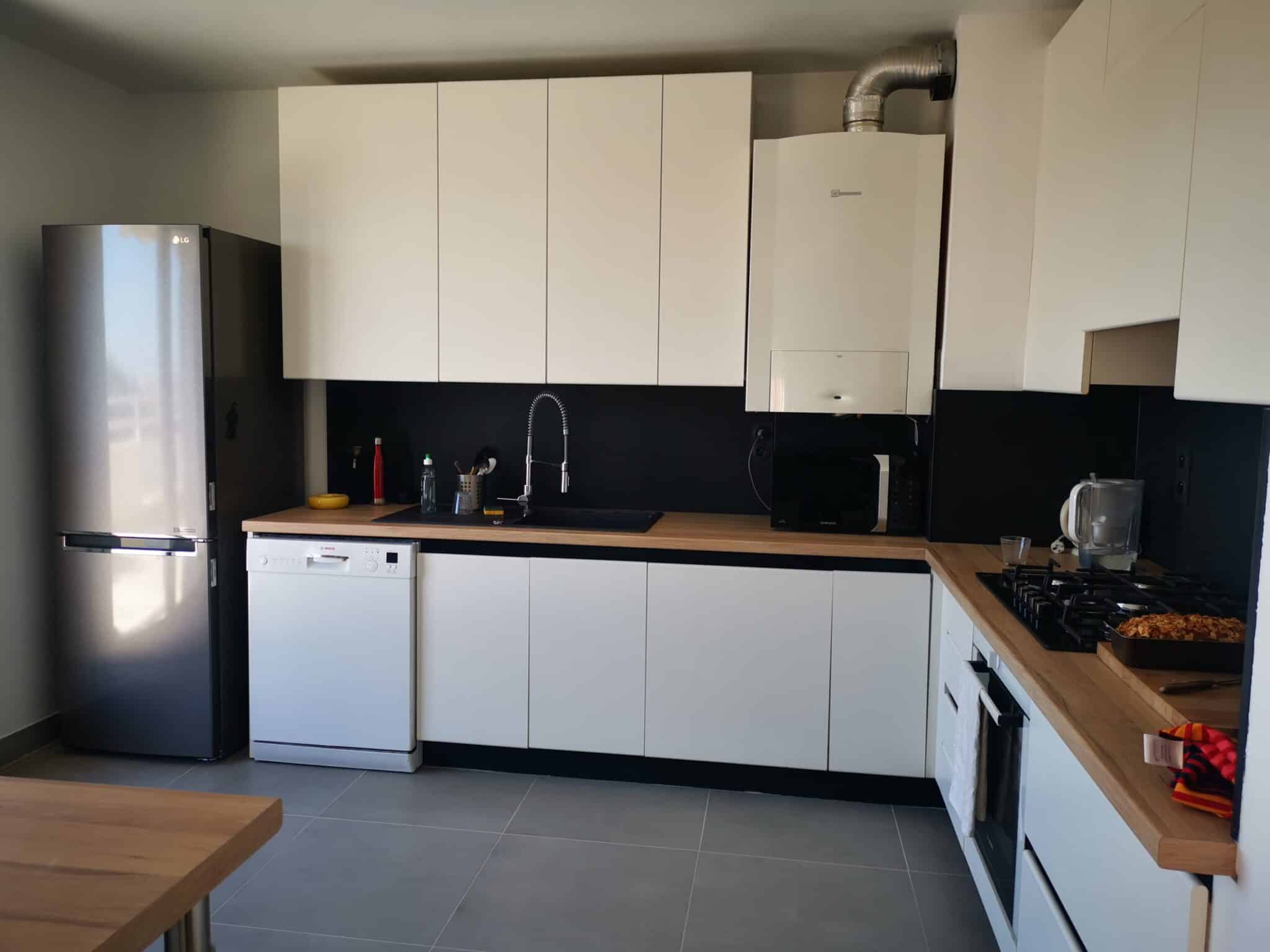 Rénovation partielle d’un appartement à Montpellier - cuisine blanche