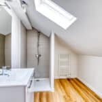 Rénovation de maison à Toulouse - salle de bain rénovée avec parquet