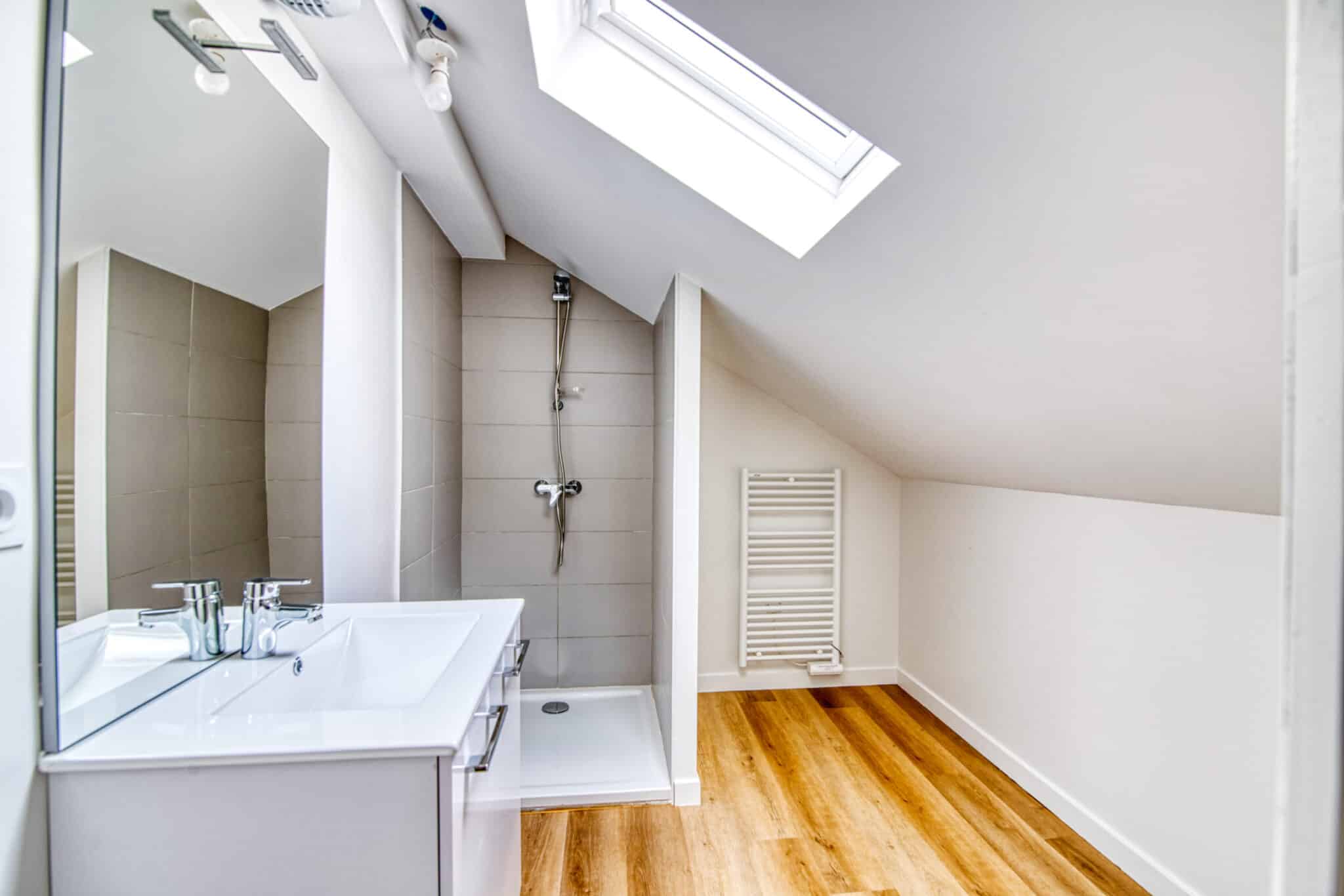Rénovation de maison à Toulouse - salle de bain rénovée avec parquet