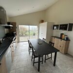 Extension d’une maison à Néant-sur-Yvel - grande cuisine rénovée