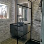 Rénovation partielle de maison réalisée à Mions - douche et meuble vasque