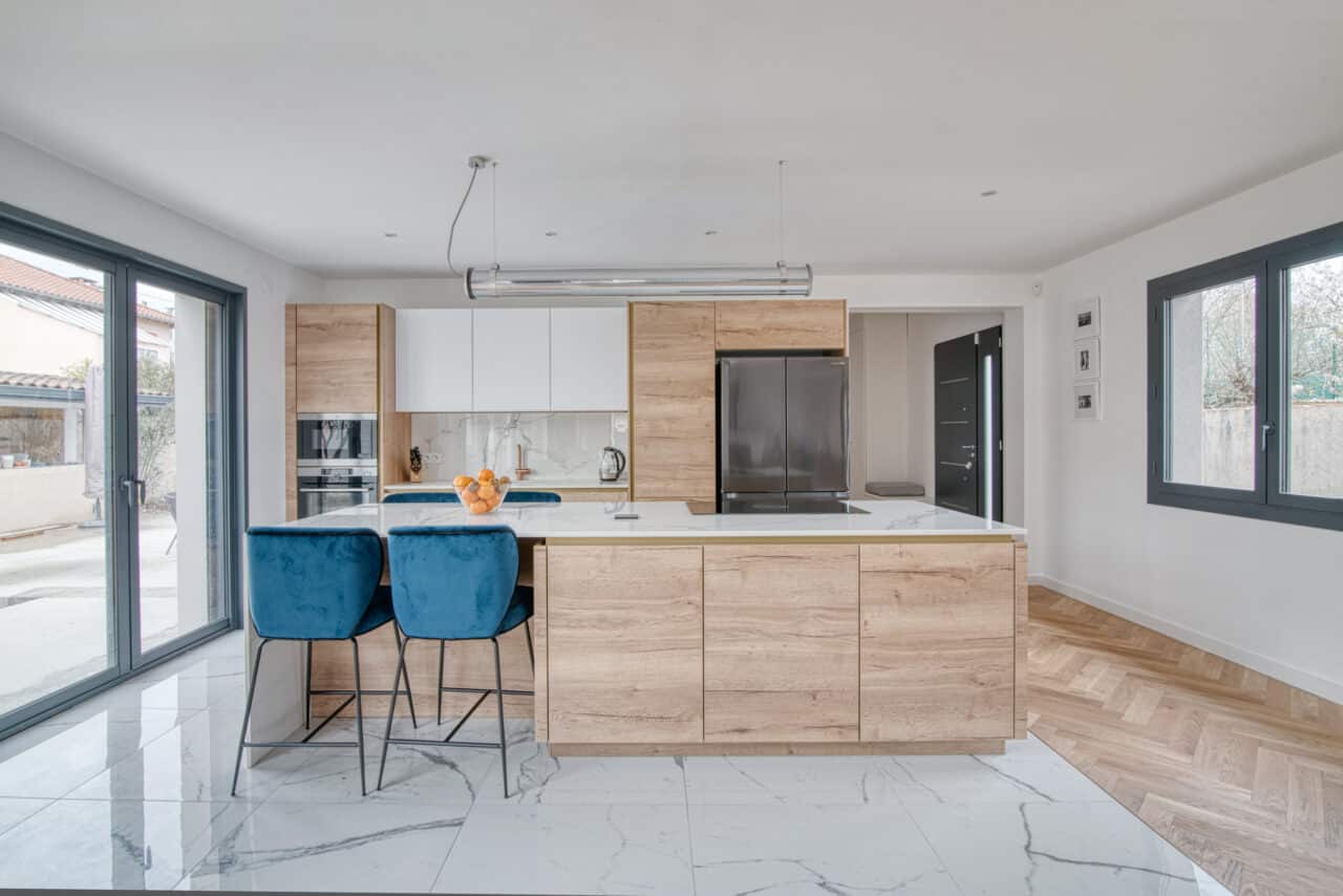Rénovation complète d’une maison à Toulouse - belle cuisine blanche et bois