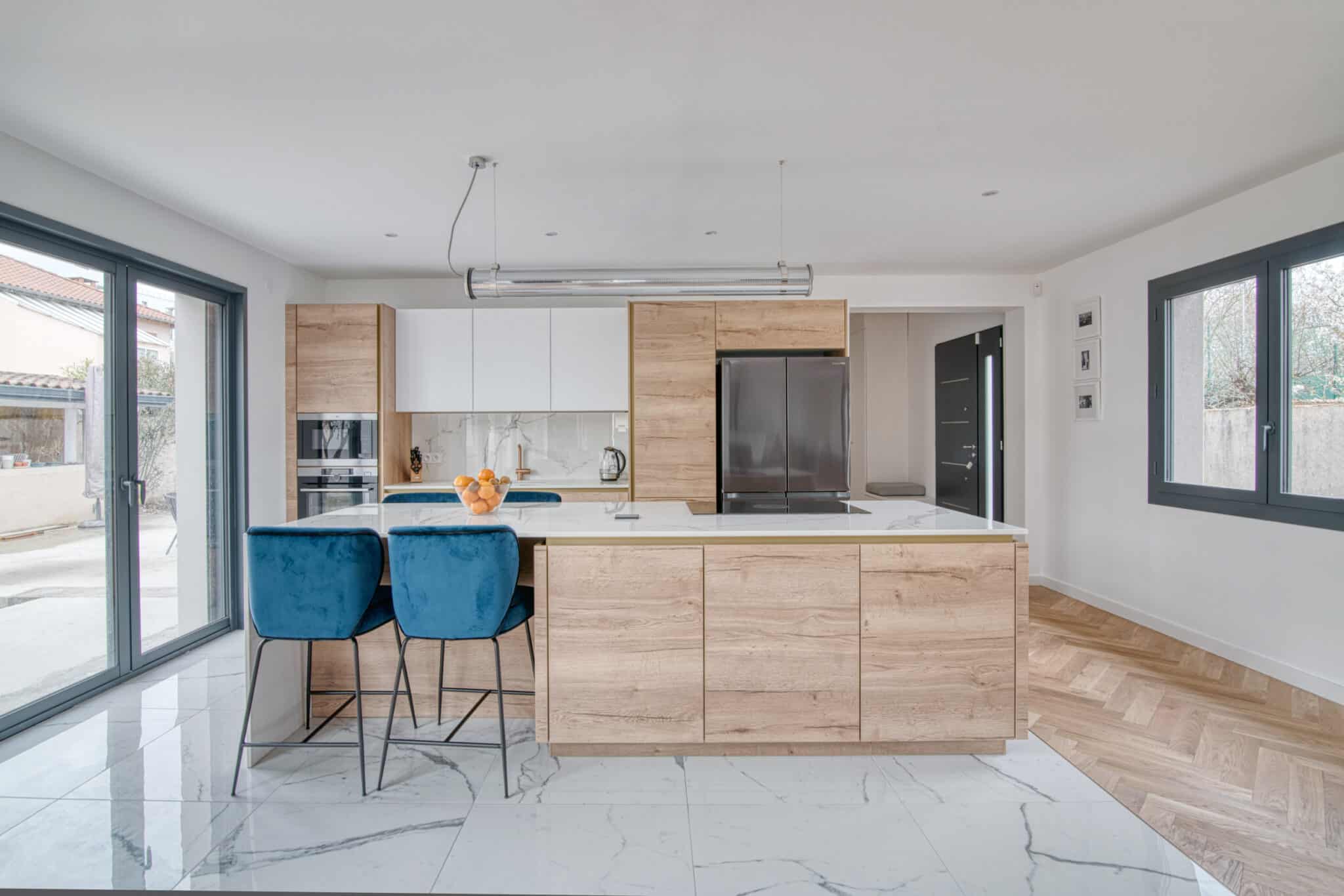 Rénovation complète d’une maison à Toulouse - belle cuisine blanche et bois