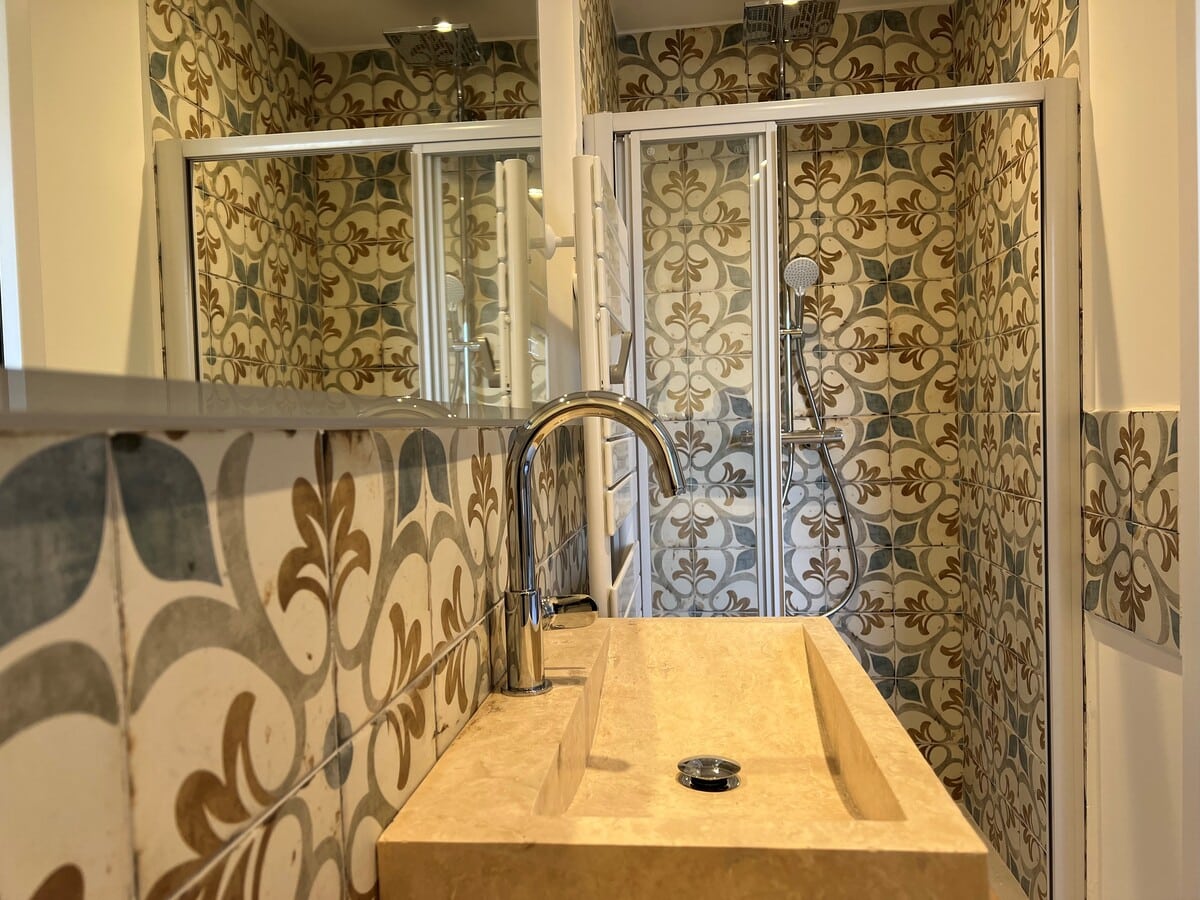 Rénovation à Carpentras : salle de bain : zoom sur la faïence