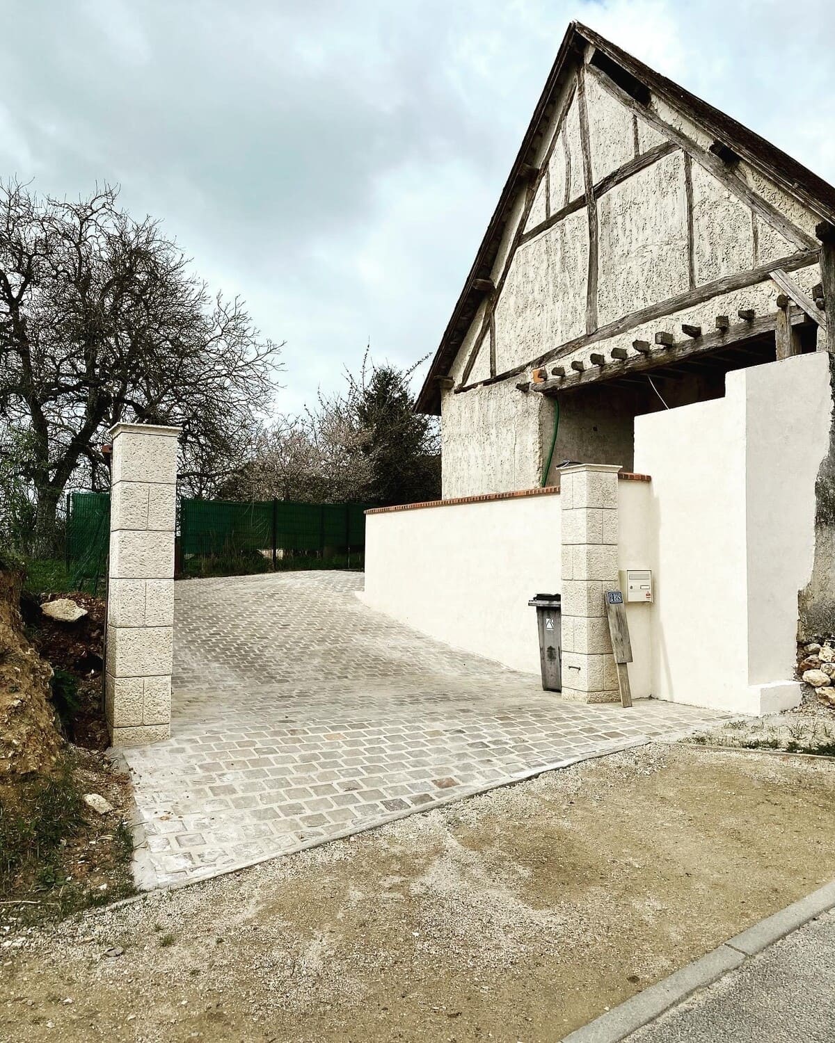 Rénovation partielle d'une maison à Bailleau-l'Évêque : aménagement extérieur