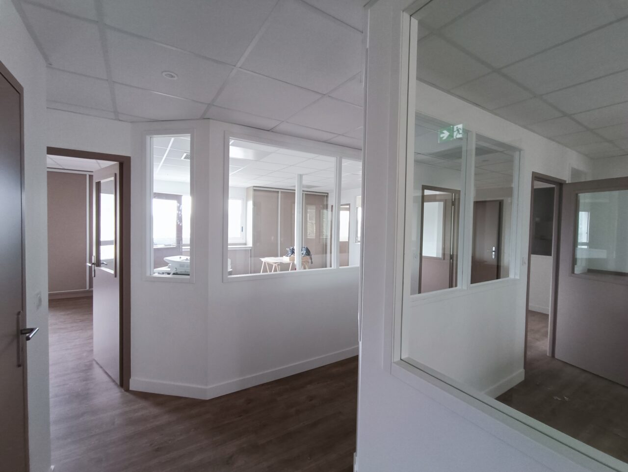 Rénovation de bureau à Fougères - grands espaces et verrières