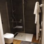 Aménagement d'une suite parentale à Voiron par illiCO travaux : douche extra plat