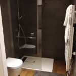 Aménagement d'une suite parentale à Voiron par illiCO travaux : douche et wc