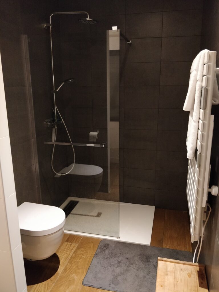 Aménagement d'une suite parentale à Voiron par illiCO travaux : douche et wc
