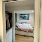 Extension d'une maison à Treillières : chambre avec dressing