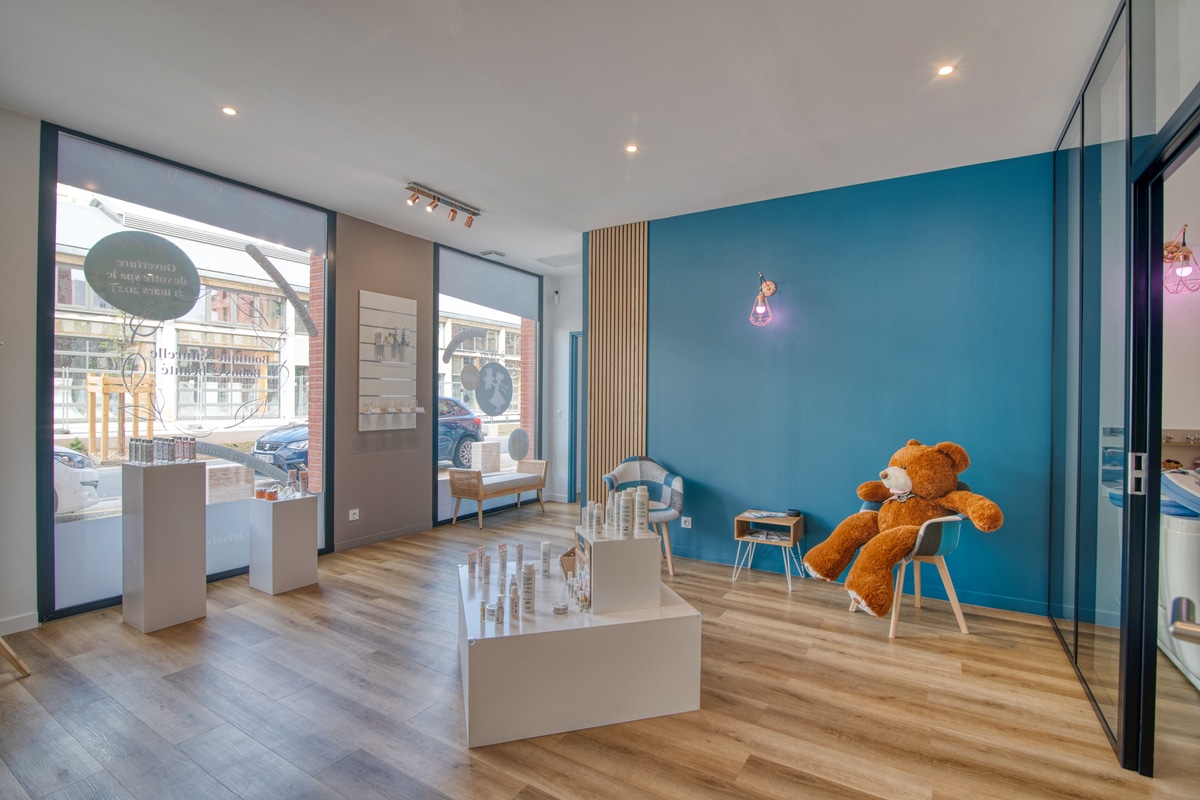 Aménagement d'un local professionnel à Toulouse : baby spa : mise en peinture et parquet