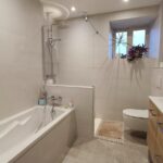 Rénovation d'une maison à Fougères : salle de bain avec douche, baignoire, wc