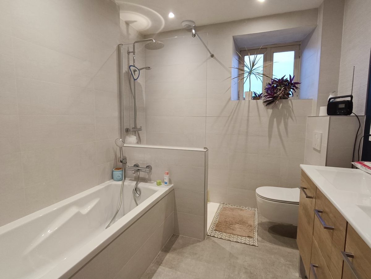 Rénovation d'une maison à Fougères : salle de bain avec douche, baignoire, wc
