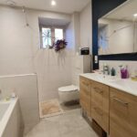 Rénovation d'une maison à Fougères : douche, wc et large vasque