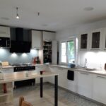 Rénovation de cuisine à Naintré - cuisine blanche et bois