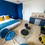 Rénovation d'un immeuble de 12 appartements à Troyes : studio ton bleu