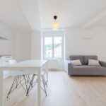 Rénovation d'un immeuble avec créations de 5 appartements à Jasseron : salon avec coin repas