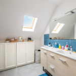 Rénovation de maison à Voisins-le-Bretonneux (38) - salle de bain sous combles