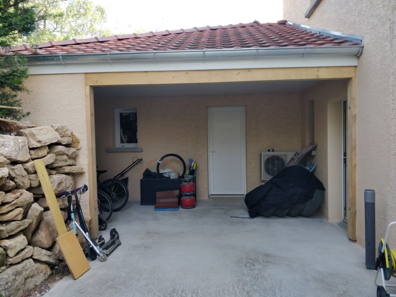 Transformation d’un garage en studio et agrandissement de maison à Biol - carport