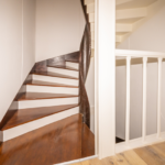 Création de deux suites parentales à Limoux (11) - escalier bois et blanc