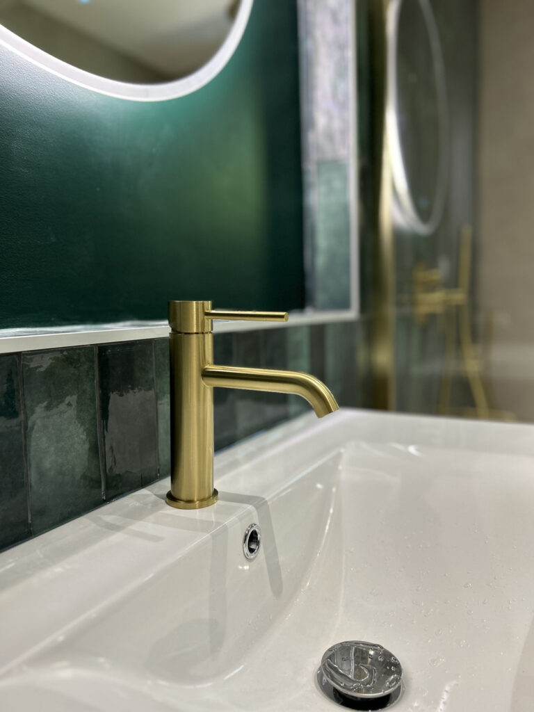 Rénovation d'une salle de bain aux Bordes par illiCO travaux Sens Montereau : zoom sur la robinetterie