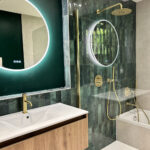 Rénovation d'une salle de bain aux Bordes par illiCO travaux Sens Montereau : miroir éclairé