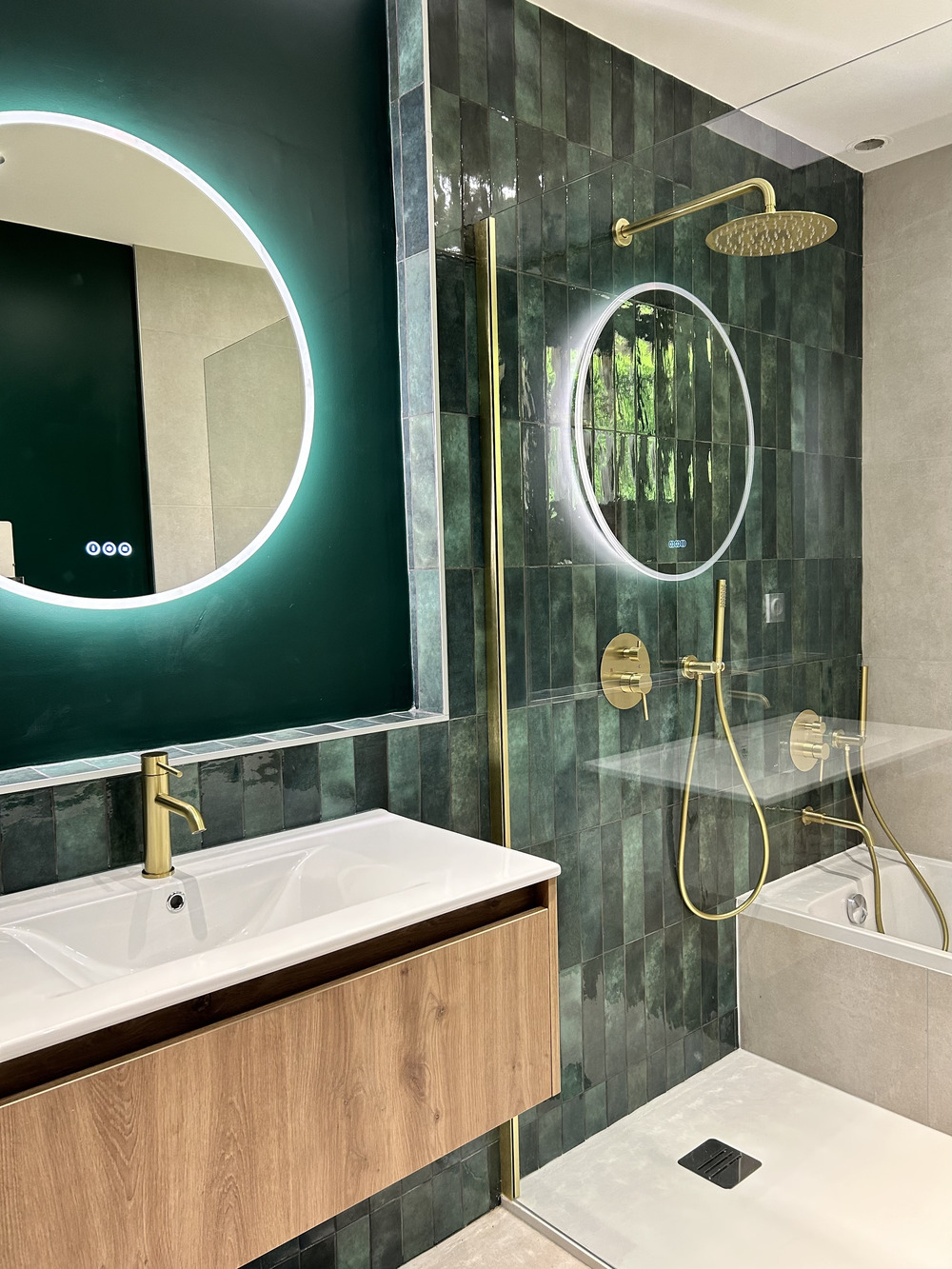Rénovation d'une salle de bain aux Bordes par illiCO travaux Sens Montereau : miroir éclairé