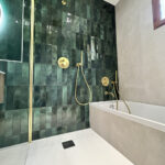 Rénovation d'une salle de bain aux Bordes par illiCO travaux Sens Montereau : douche et baignoire