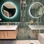 Rénovation d'une salle de bain aux Bordes par illiCO travaux Sens Montereau : nouvel aménagement