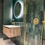 Rénovation d'une salle de bain aux Bordes par illiCO travaux Sens Montereau : vasque et douche