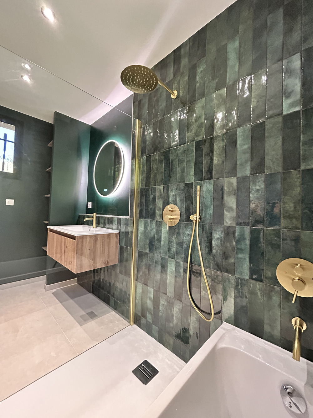 Rénovation d'une salle de bain aux Bordes par illiCO travaux Sens Montereau : baignoire et vasque