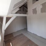 Aménagement de combles à Mouvaux (59) - chambre et poutre en cours de rénovation