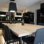 Rénovation partielle de maison à Artigues (33) - cuisine noire et bois