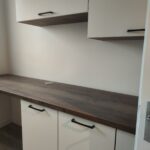 Rénovation complète d’appartement à Le Mans (72) - meuble blanc et bois
